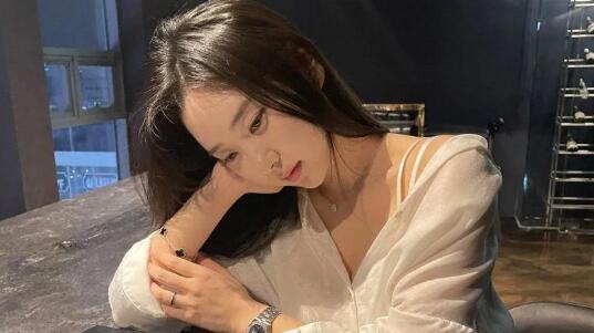 人妻網美泡湯 喊話粉絲抖內看更多