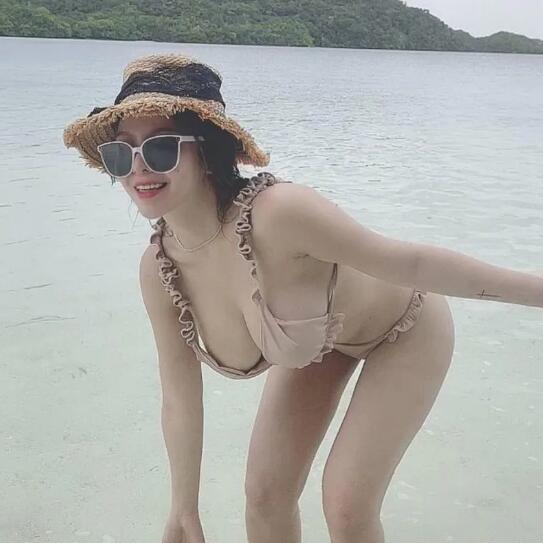清涼戲水！H版李毓芬辣曬比基尼