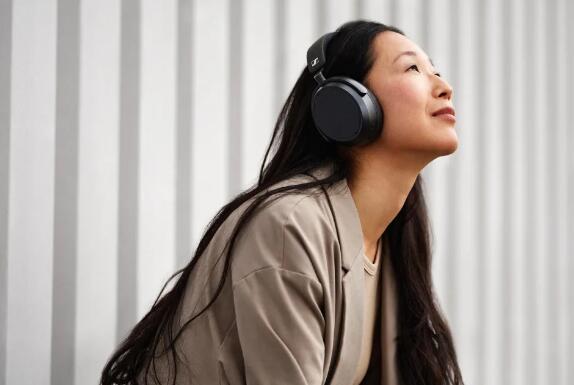 Sennheiser Momentum 4 Wireless 頭戴式耳機全新改版，帶來 60 小時 ANC 播放續航力