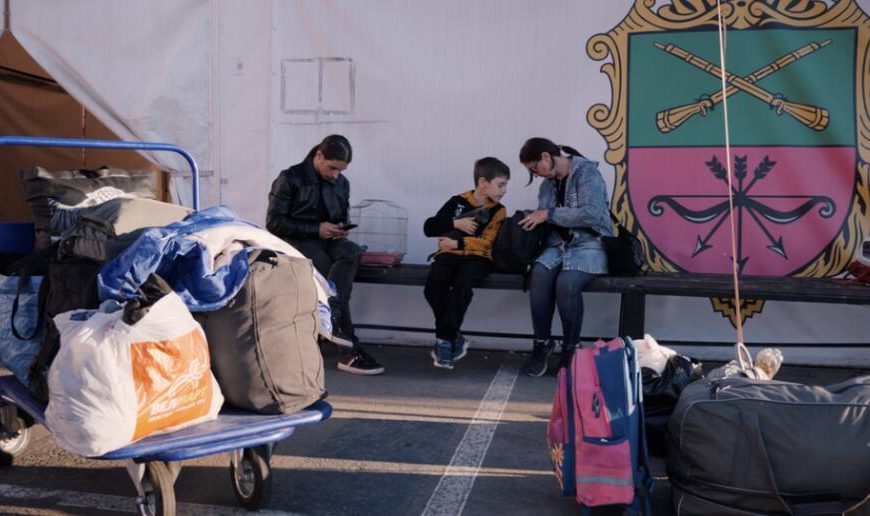 烏克蘭戰爭：俄羅斯宣佈吞併烏東領土後，那些想突破「新鐵幕」的家庭