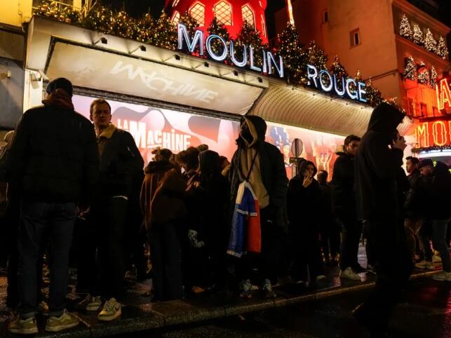 巴黎有球迷對法國衛冕世盃失敗感失望 有人讚已展實力