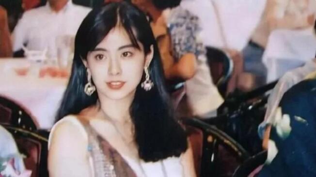 王祖賢外出遛狗 56歲真實體態曝光