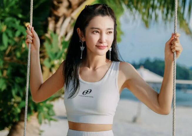 50歲狀態極佳！李冰冰清涼裝扮海邊盪鞦韆