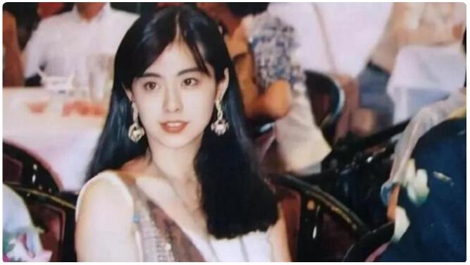王祖賢本尊下凡！PO喝咖啡自拍 像30歲美眉