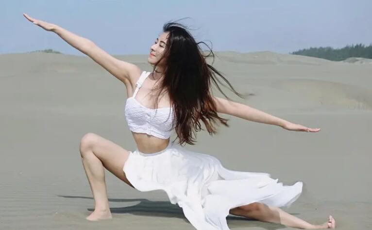 「瑜伽女神」夏米雅扛一大瓶神祕水！遭學生誤認「壯陽酒」